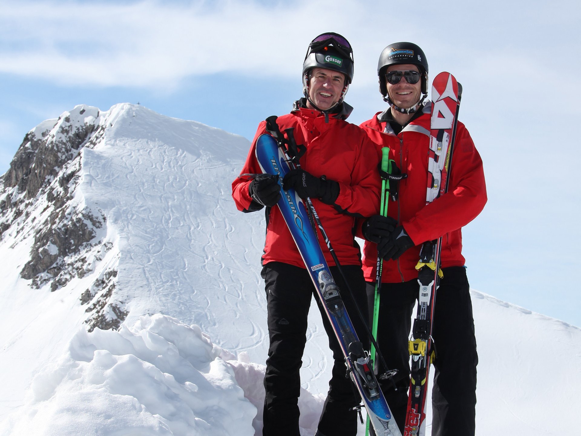Skifahrer auf Gipfel beim Gösser Skitag