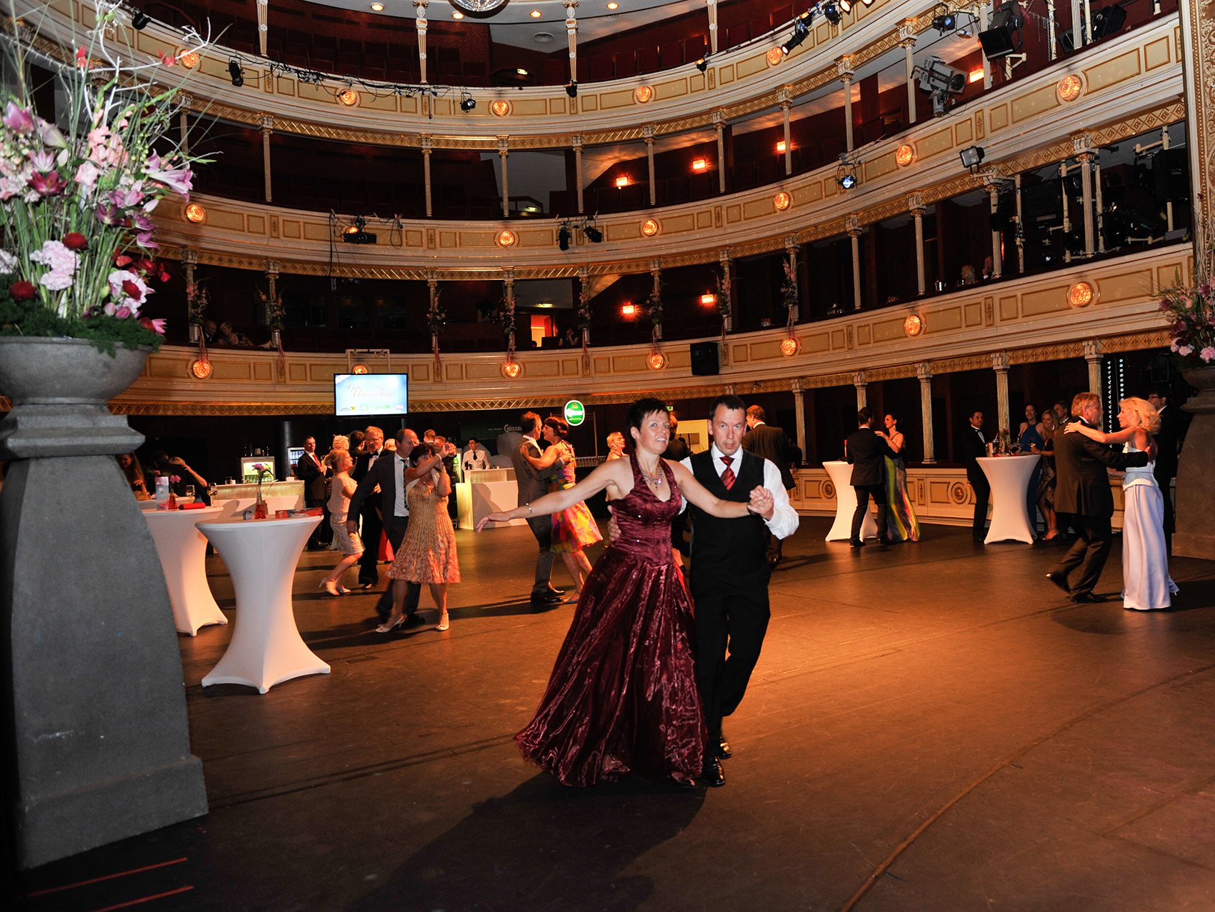 Tanzende Gäste bei der Sommerredoute der steirischen Wirtschaft