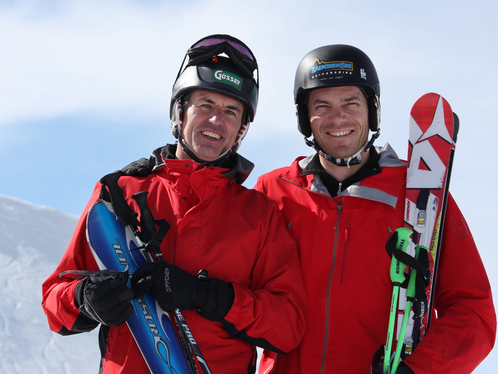 Portrait von zwei Skifahrern beim Gösser Skitag