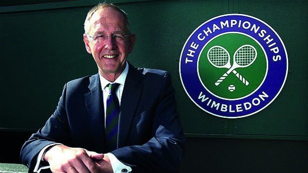 Richard Lewis mit Wimbledon Championships Logo