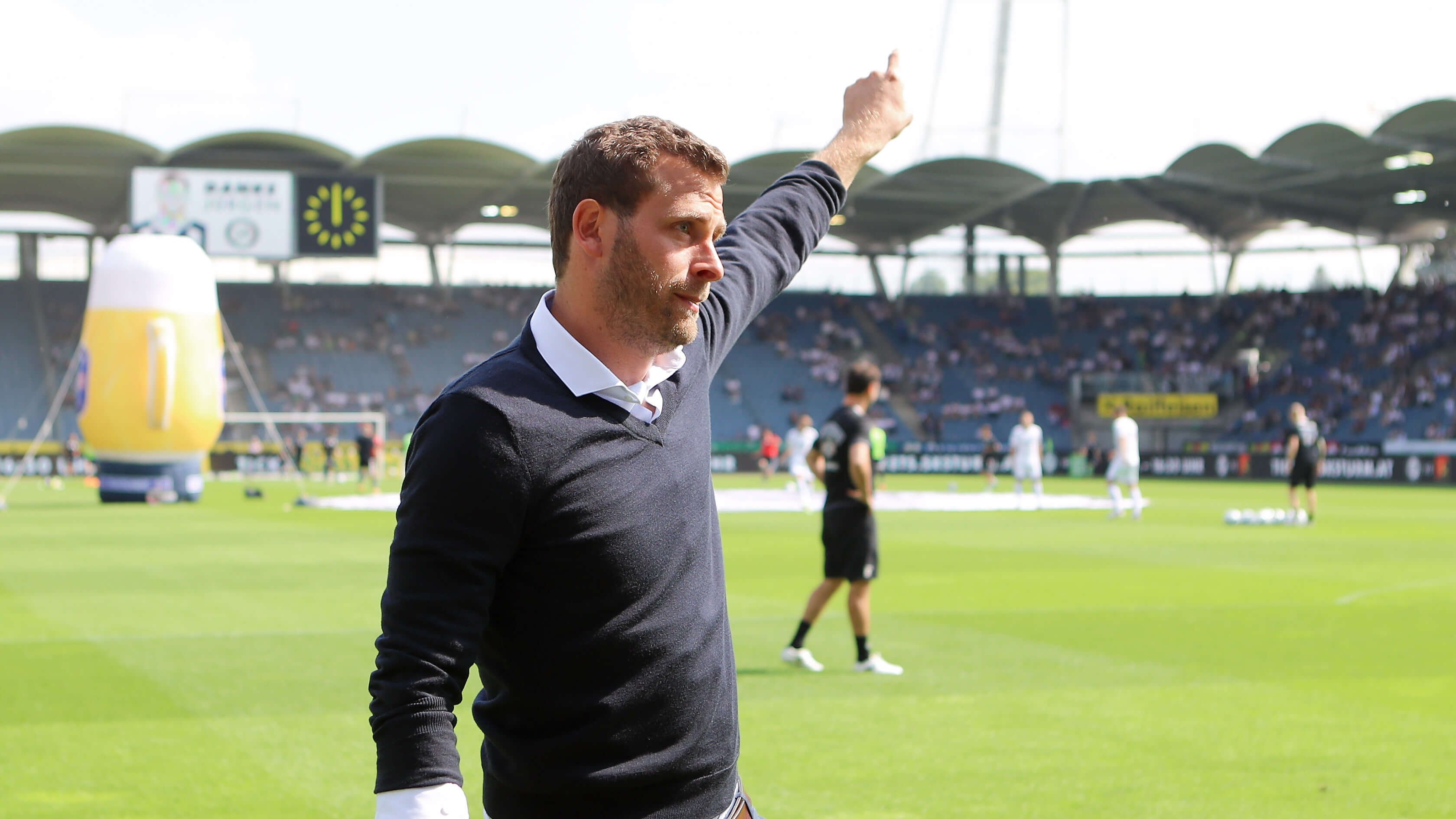 Jürgen Säumel Consulting Jürgen Säumel auf Fußballfeld