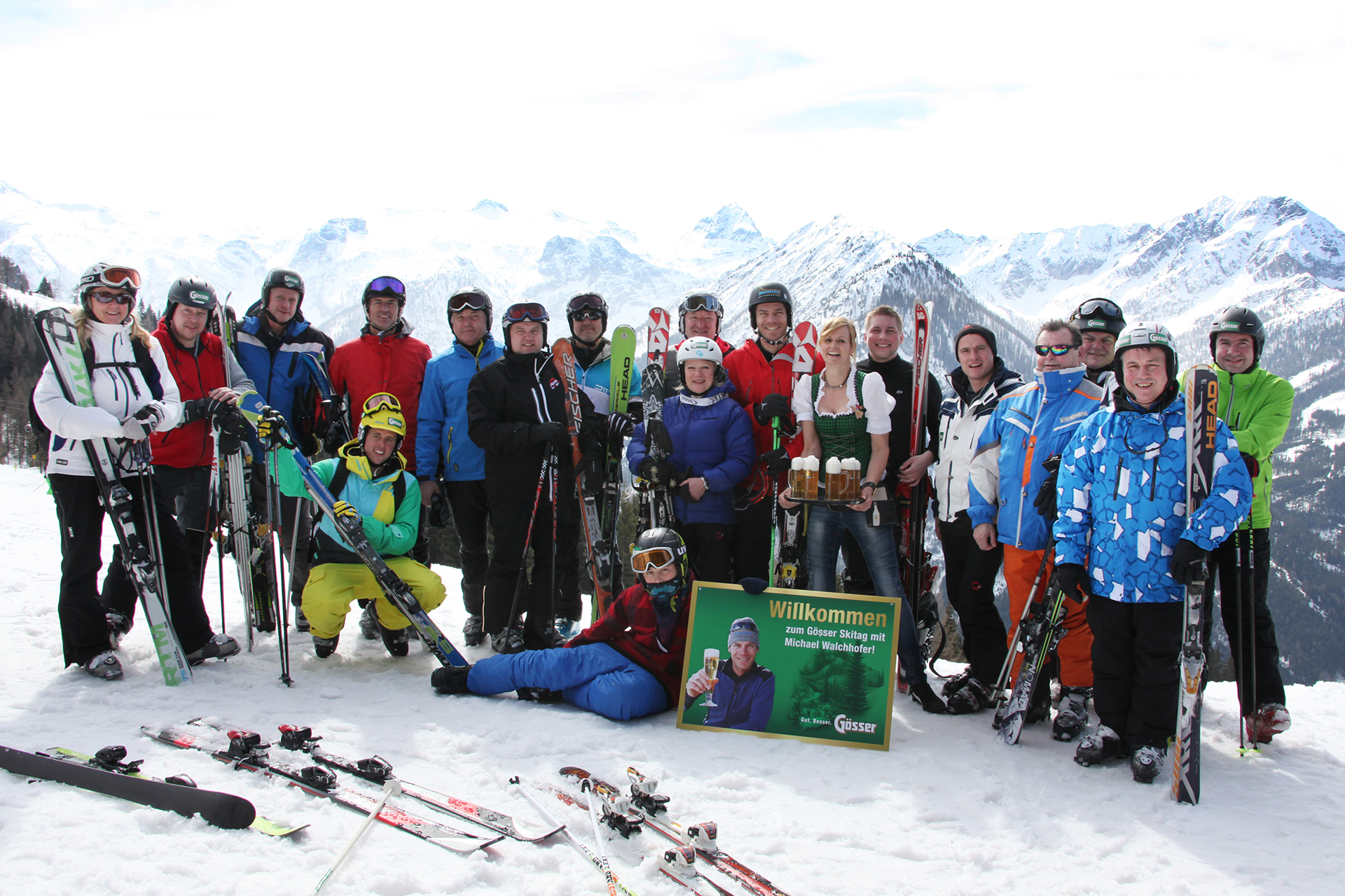 Skifahrer beim Gruppenfoto am Gösser Skitag